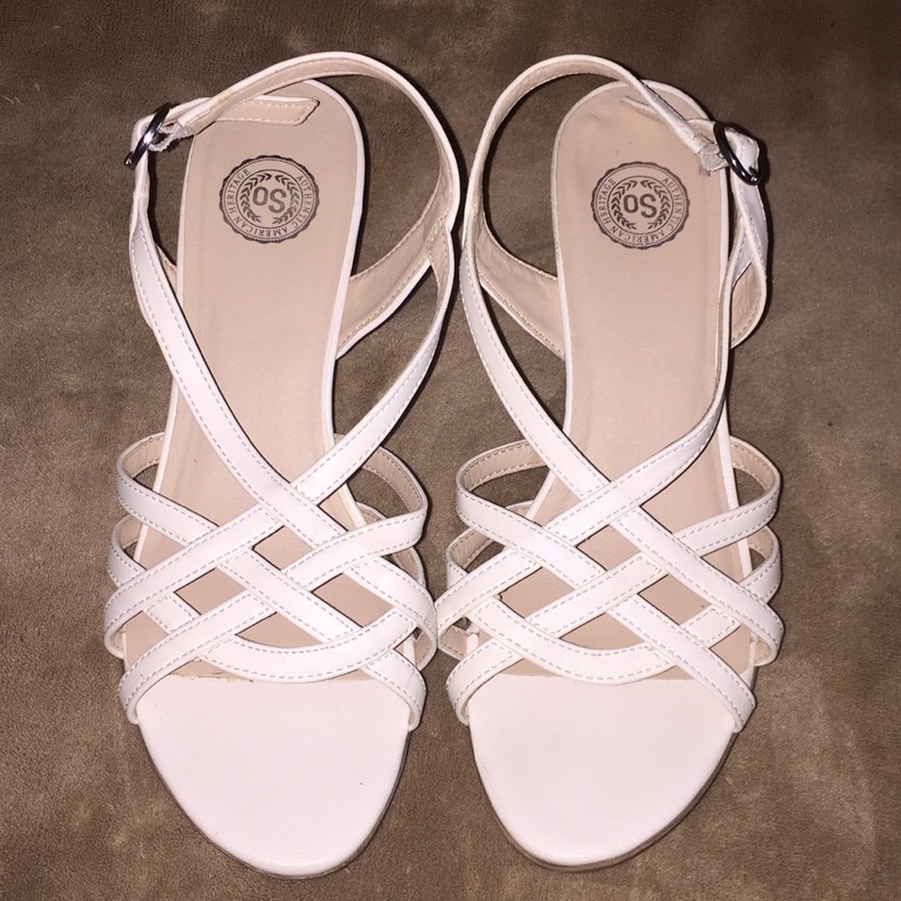 SO Sz 8.5M off white 3” sandals w buckle strap